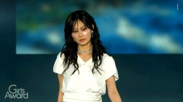 弟子が師匠の写真集を熟読してるｗ【乃木坂46】
 | アイドルまとめ速報 ドル速(最新記事4)