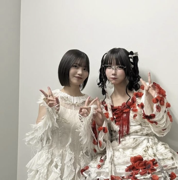 弟子が師匠の写真集を熟読してるｗ【乃木坂46】
 | アイドルまとめ速報 ドル速(最新記事1)