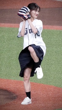 【速報】山下美月、始球式でスカートの中身が完全に見えてしまう | 【速報】山下美月、始球式でスカートの中身が完全に見えてしまう | アイドルまとめ速報 ドル速(画像10205851880494_2)
